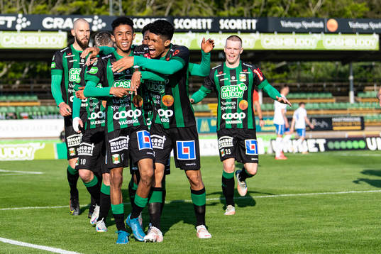 Varbergs Tashreeq Matthews jublar med Varbergs Luke le Roux