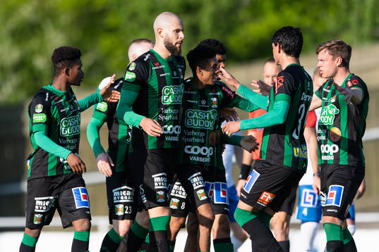 Varbergs Robin Simovic jublar med laget
