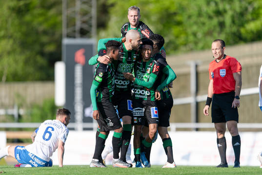 Varbergs Robin Simovic jublar med laget