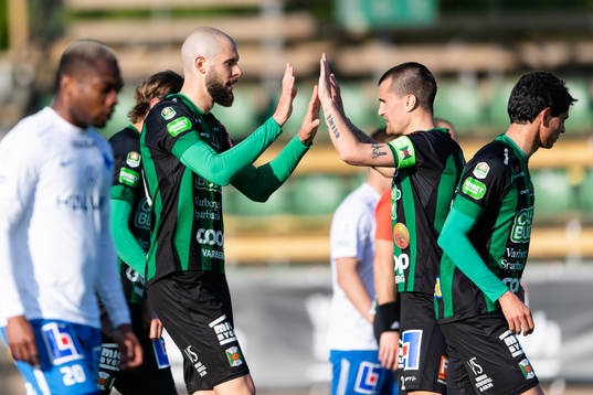 Varbergs Robin Simovic jublar med Varbergs Jon Birkfeldt