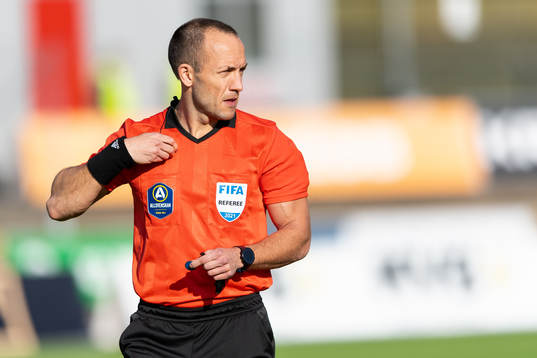 Domare Kaspar Sjöberg  fotbollsmatchen i Allsvenskan