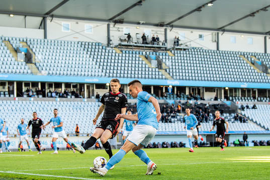 Malmö FFs Jonas Knudsen och Kalmars Piotr Johansson