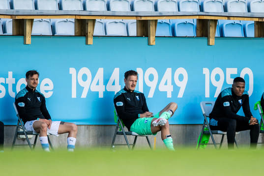 Malmö FFs målvakt Johan Dahlin på bänken