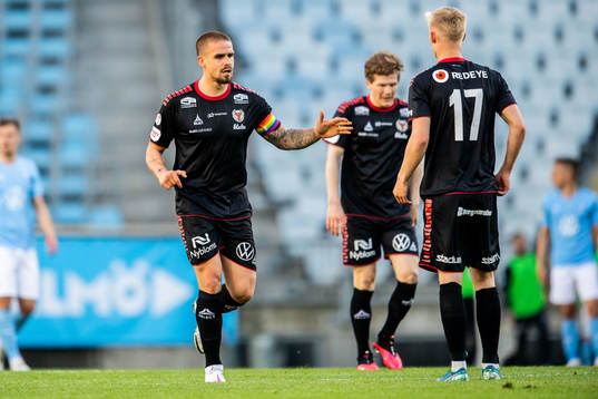 Kalmars Douglas Bergqvist jublar med Carl Gustafsson