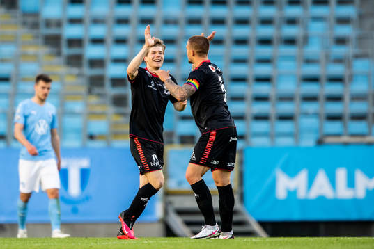 Kalmars Douglas Bergqvist jublar med Oliver Berg