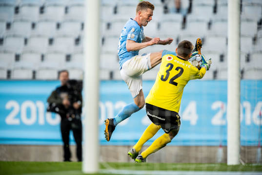 Malmö FFs Anders Christiansen och Kalmars målvakt Lucas