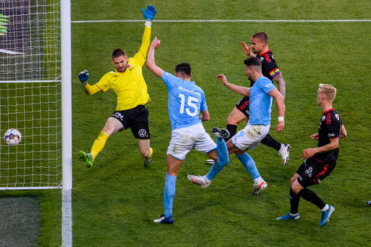Malmö FFs Antonio Colak gör 3-1 bakom Kalmars målvakt