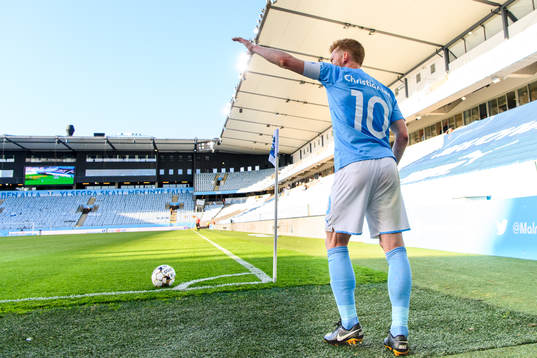 Malmö FFs Anders Christiansen lägger en hörna