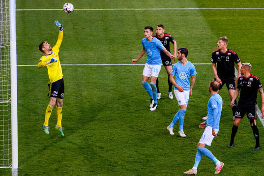 Kalmars målvakt Lucas Hägg Johansson räddar en boll