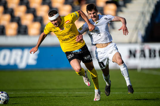 Häckens Leo Bengtsson och Mjällbys Max Watson