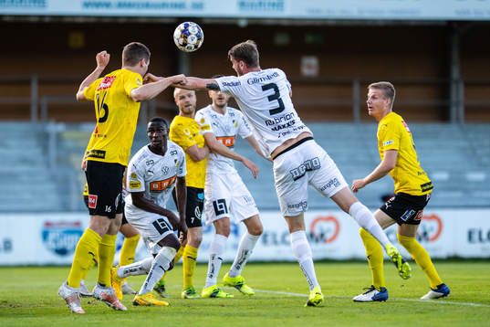 Mjällbys Jacob Bergström och Häckens Johan Hammar