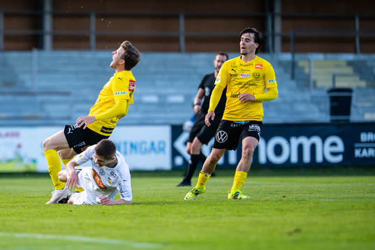 Häckens Alexander Jeremejeff och Mjällbys Joel Nilsson