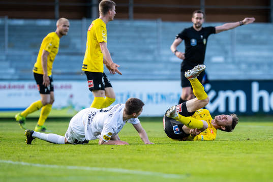 Häckens Alexander Jeremejeff och Mjällbys Joel Nilsson