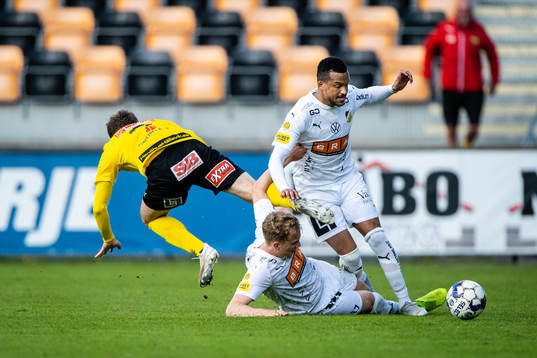 Mjällbys Joel Nilsson och Häckens Martin Olsson