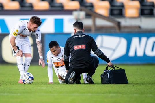 Häckens Martin Olsson har ont och lämnar plan