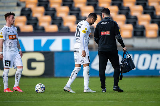 Häckens Martin Olsson har ont och lämnar plan