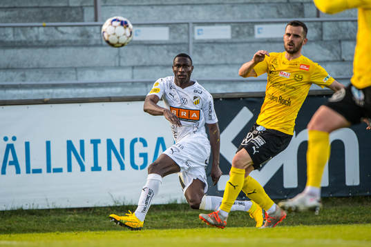 Häckens Godswill Ekpolo  och Mjällbys Kadir Hodzic
