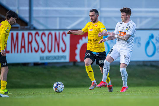 Mjällbys Kadir Hodzic  och Häckens Tobias Heintz