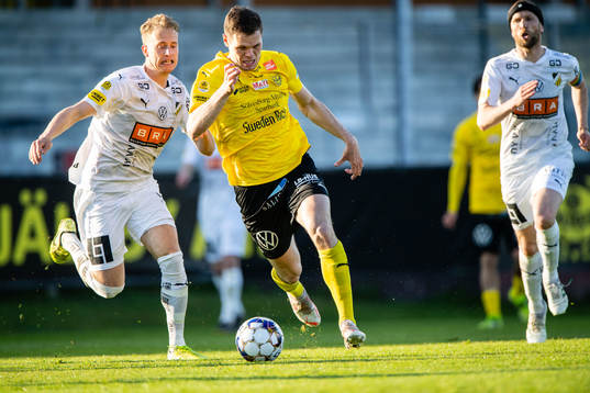 Häckens Gustav Berggren och Mjällbys Jacob Bergström