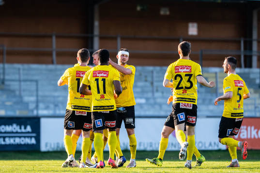 Mjällbys spelare jublar