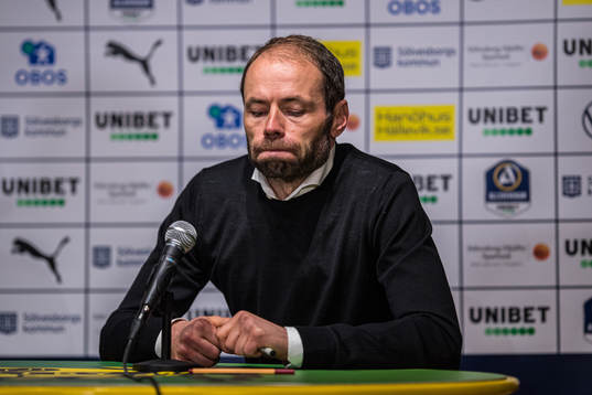 Häckens tränare Andreas Alm deppar