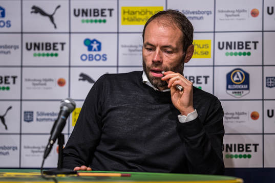 Häckens tränare Andreas Alm deppar