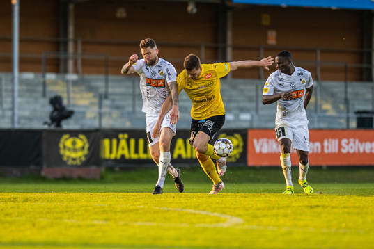 Häckens Joona Toivio, Mjällbys Jacob Bergström och