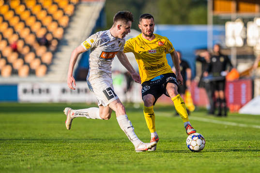 Häckens Patrik Wålemark och Mjällbys Kadir Hodzic