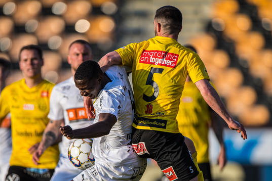 Häckens Godswill Ekpolo och Mjällbys Kadir Hodzic