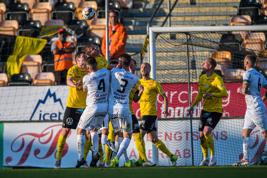 Mjällbys Jacob Bergström, Eric Björkander  och Häckens