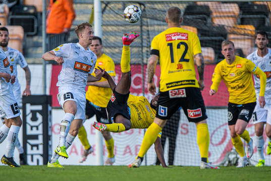 Häckens Gustav Berggren och Mjällbys Mamudu Moro
