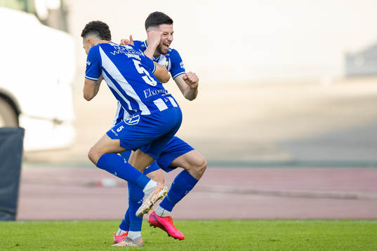 IFK Göteborgs Kevin Yakob jublar ihop med Alexander Jallow