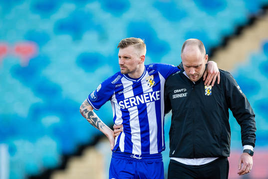 IFK Göteborgs Sebastian Eriksson lämnar planen