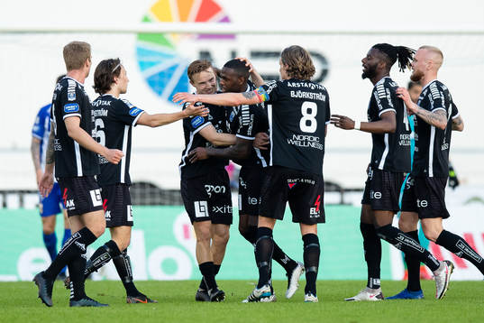 Sirius Christian Kouakou jublar med lagkamrater