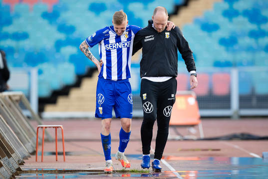 IFK Göteborgs Sebastian Eriksson får hjälp av planen av