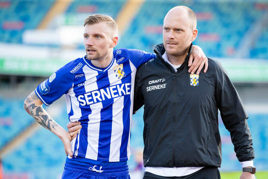 IFK Göteborgs Sebastian Eriksson får hjälp av planen av