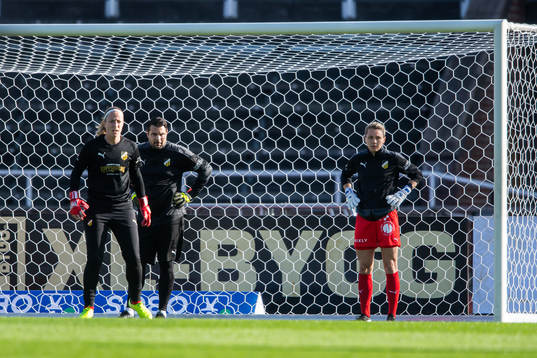 Häckens målvakt Loes Guerts och målvakt Jennifer Falk