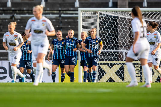 Djurgårdens Sara Olai jublar med lagkamrater