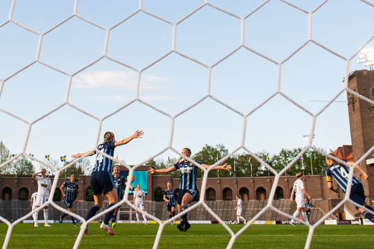 Djurgårdens Sara Olai jublar med lagkamrater