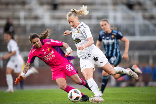 Häckens Stina Blackstenius gör 1-3