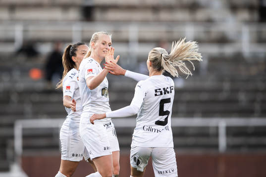 Häckens Stina Blackstenius jublar med lagkamrater