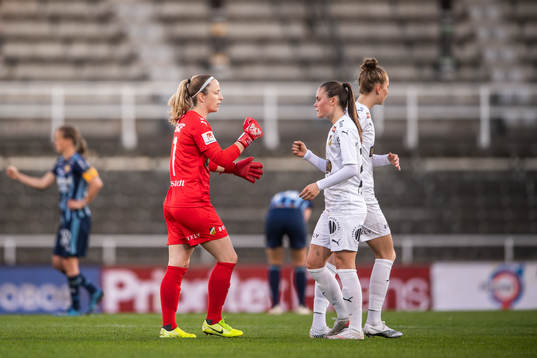 Häckens målvakt Loes Guerts jublar