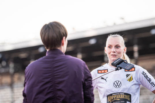 Häckens Stina Blackstenius blir intervjuad
