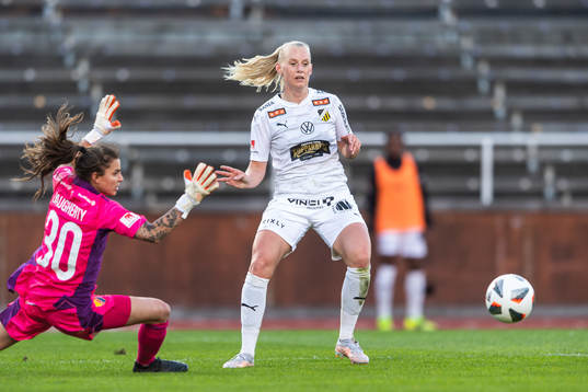 Djurgårdens målvakt Kelsey Daugherty och Häckens Stina