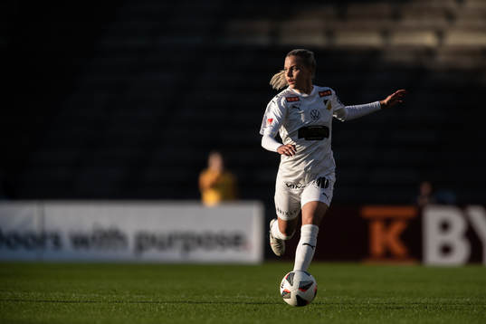 Häckens Lotta Ökvistunder fotbollsmatchen i