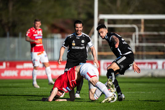 Degerfors Adam Carlén mot Örebros Deniz Hümmet