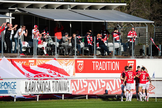 Degerfors Victor Edvardsen jublar med lagkamrater framför