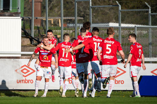 Degerfors Victor Edvardsen med lagkamrater