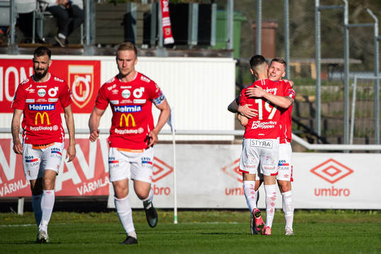 Degerfors Victor Edvardsen med lagkamrater