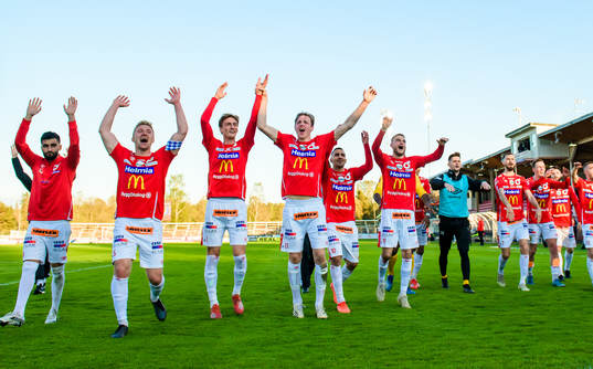 Degerfors spelare jublar och tackar publiken